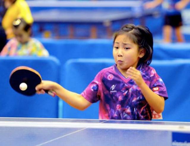 她在风大的 她在风大的