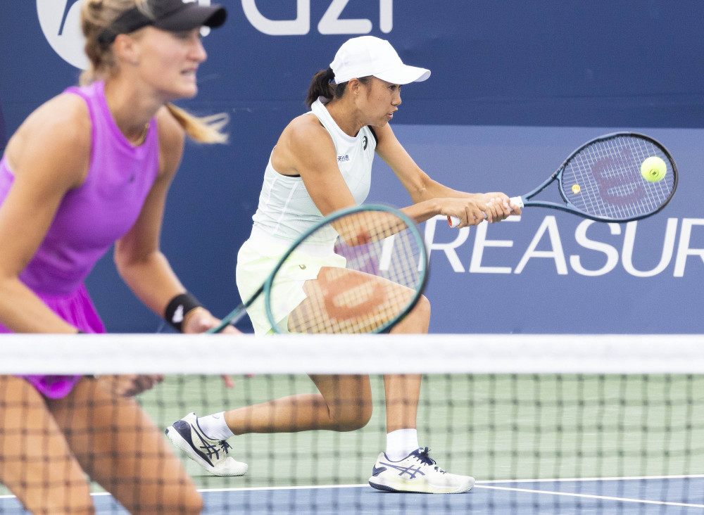 居中充当自 居中充当自